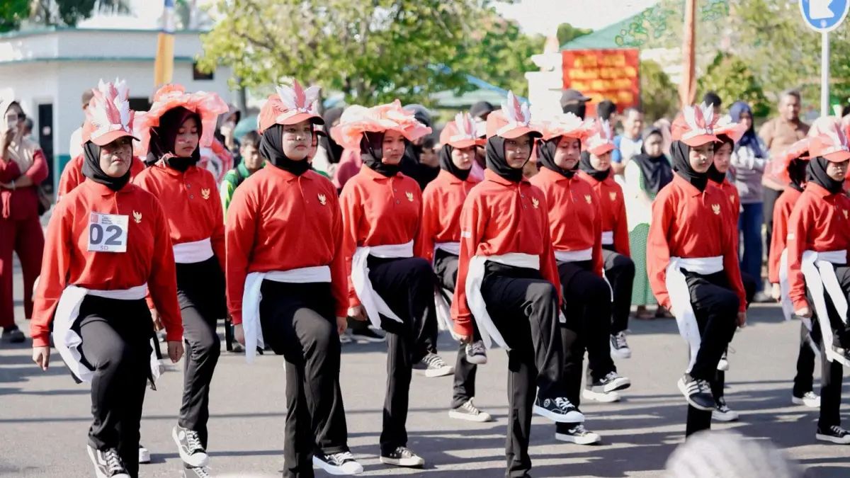 MERIAH: Lomba gerak jalan tingkat SD hingga SMA berlangsung seharian di Paser, Rabu (19/8/2026). 