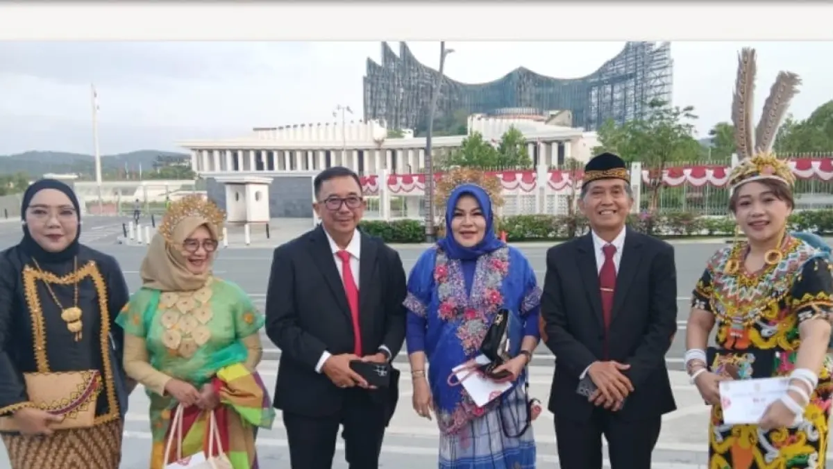 MOMEN BERSEJARAH: Dr. Agung Sakti Pribadi bersama Rizal Effendi, mantan Wali Kota Balikpapan saat hadir dalam peringatan HUT ke-81 RI di IKN.