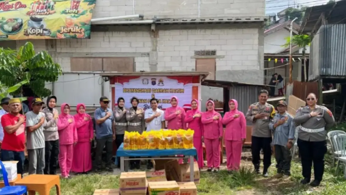 PEDULI: Polwan Ditlantas Polda Kalitm giat sosial di kawasan Baru Ilir, Balikpapan Barat.