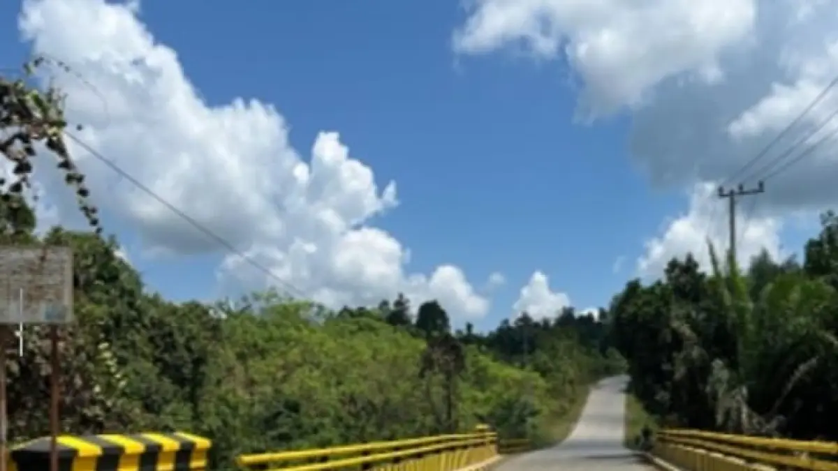 Pekerjaan perawatan jalan yang melibatkan masyarakat sekitar dinilai mampu gerakkan perekonomian daerah. (IST)

&nbsp;