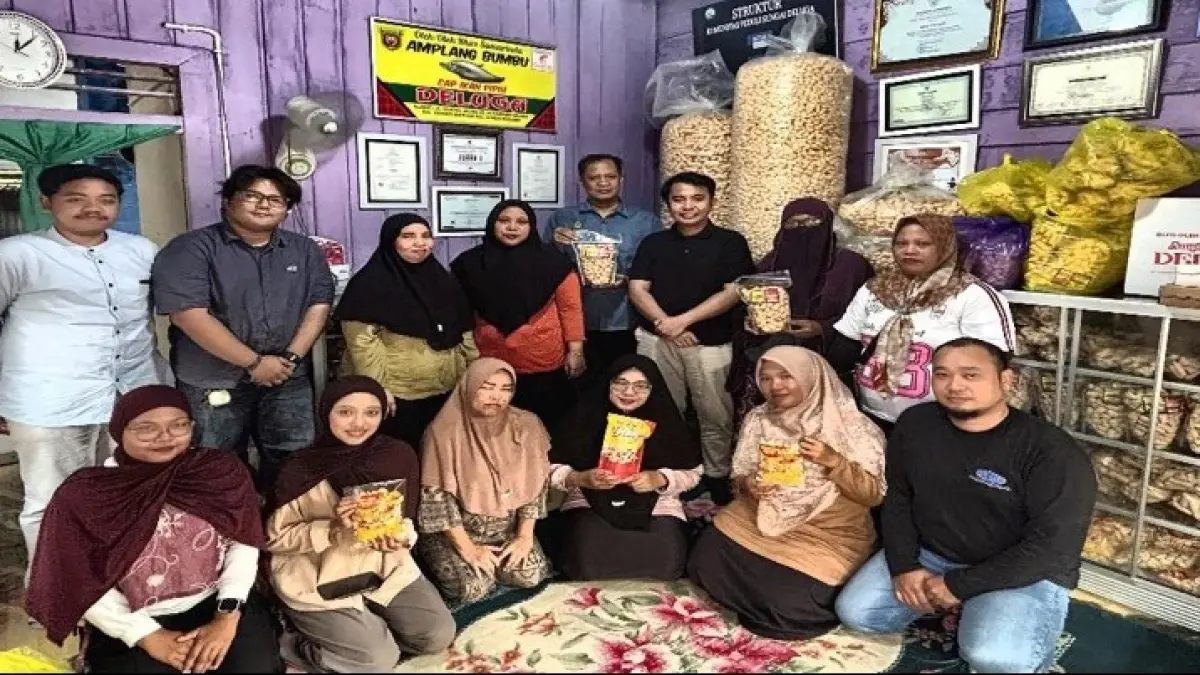 Pemilik UMKM Amplang Deluga bersama tim Universitas Mulawarman menunjukkan produk amplang yang diproduksi dan dipasarkan di Samarinda. (Foto: Istimewa)