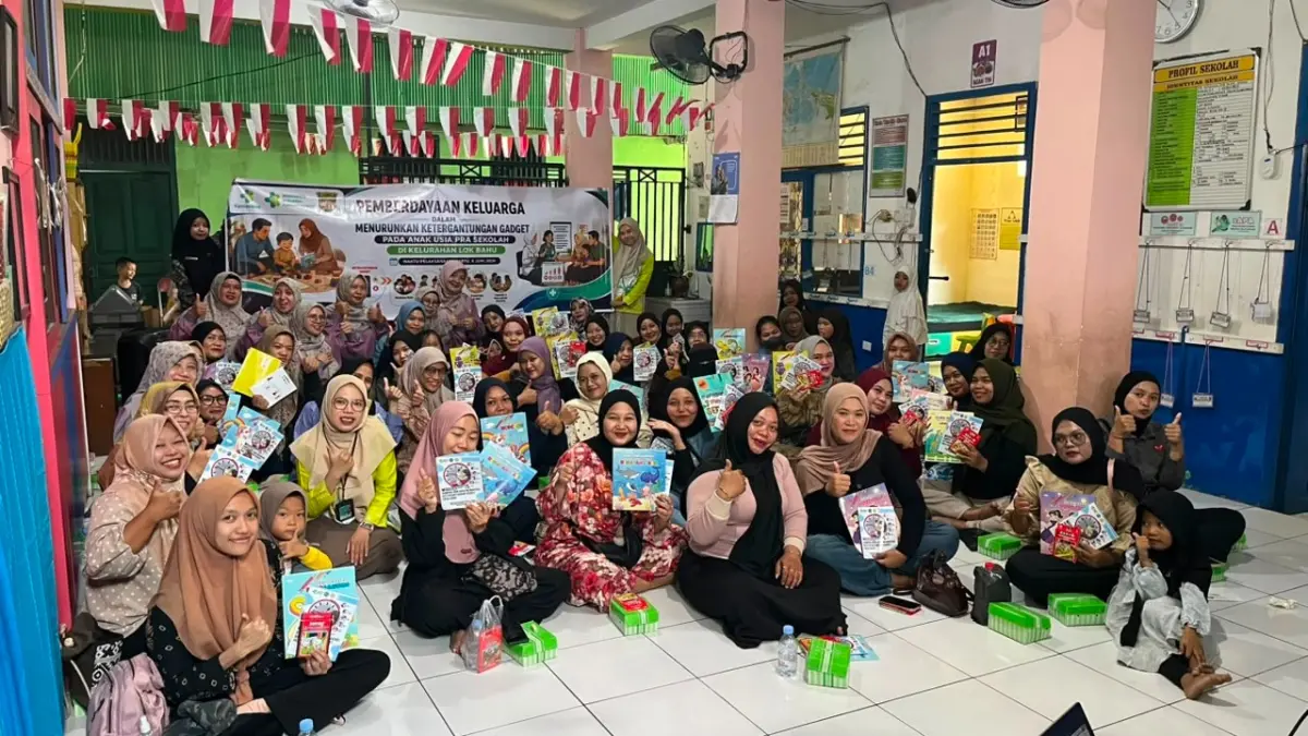 PENGABDIAN: Tim dosen dan mahasiswa dari Jurusan Keperawatan Poltekkes Kemenkes Kaltim bersama peserta usai kegiatan pengabdian masyarakat di Kelurahan Lok Bahu, Jumat (14/8).