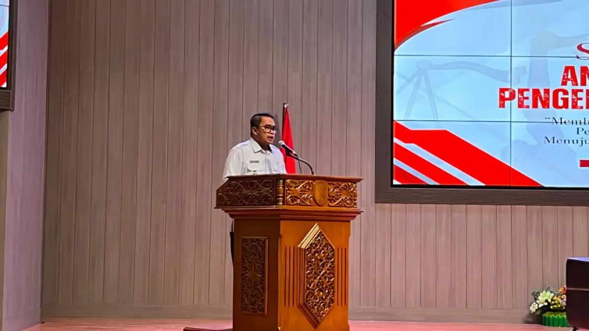 SENTIL: Wakil Bupati Kutim Mahyunadi menyampaikan sambutan dalam sosialisasi antikorupsi dan pengendalian gratifikasi di Kantor Bupati Kutim, Rabu (19/8/2026). (JUFRIADI/KP)