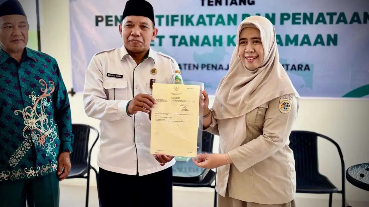 SERTIFIKAT: Badan Pertanahan Nasional (BPN) PPU menyerahkan sertifikat tanah wakaf KUA Babulu kepada Kepala Kemenag PPU, Muhammad Syahrir.(IST)