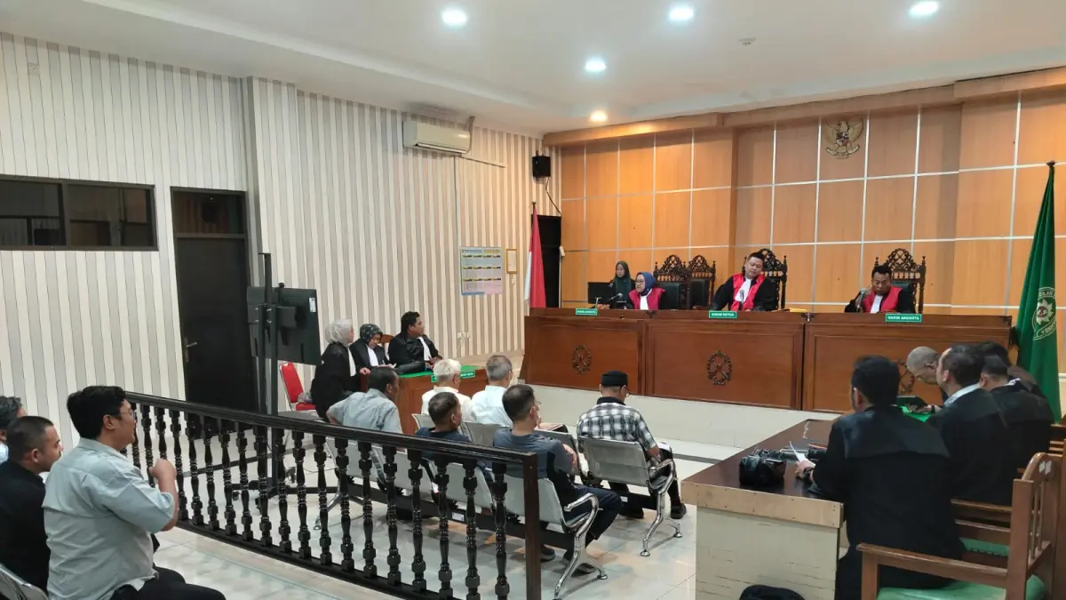 SIDANG PUTUSAN SELA: Terdakwa kasus dugaan korupsi pertambangan di atas lahan negara oleh PT Jembayan Muara Bara (JMB) Grup saat mendengarkan pembacaan putusan sela di Pengadilan Negeri Samarinda (Tipikor), Selasa (18/8/2026). (BAYU/KP)