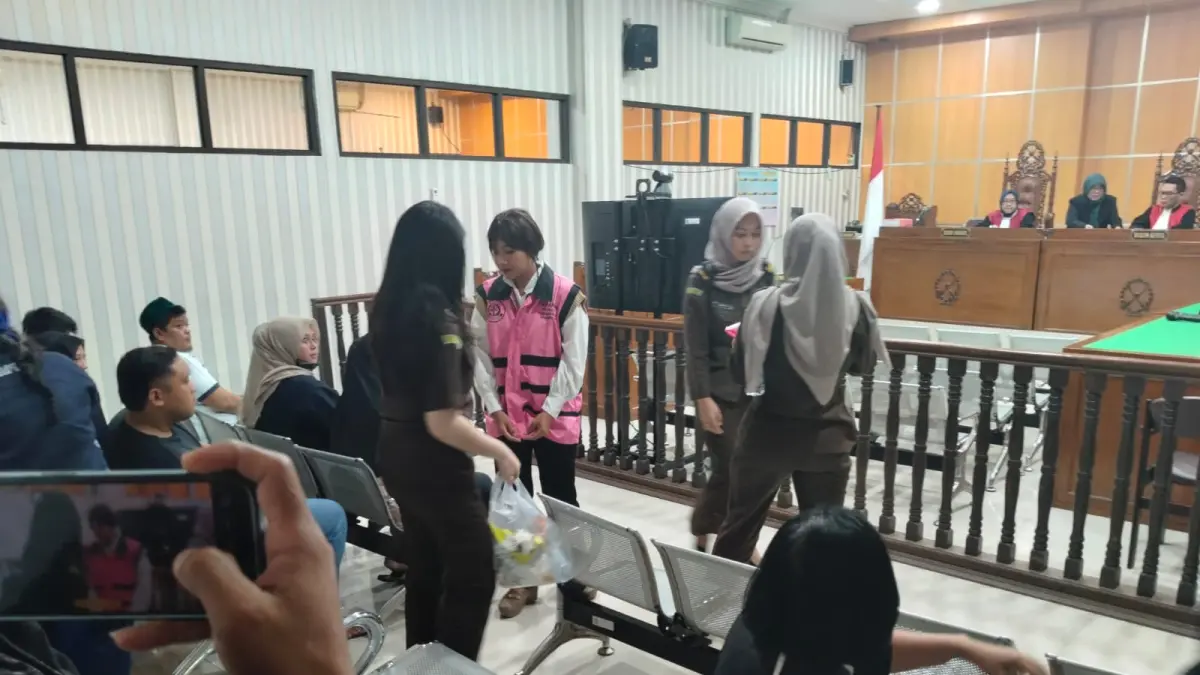 Terdakwa mantan pengelola unit sekaligus pengelola agunan PT Pegadaian UPC M. Said Samarinda, Eva Febriani Sulistiani (mengenakan rompi tahanan kejaksaan), meninggalkan ruang sidang ) di Pengadilan Tipikor Samarinda, Selasa (18/8/2026) malam. (Foto: Bayu/KP)