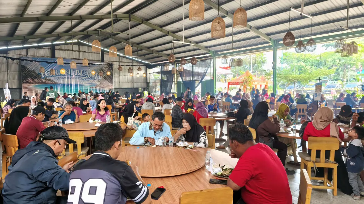 Warga menikmati sajian bandeng gratis di RM Torani Beach Balikpapan, Rabu (19/8). (FOTO LUPUS/KP)
