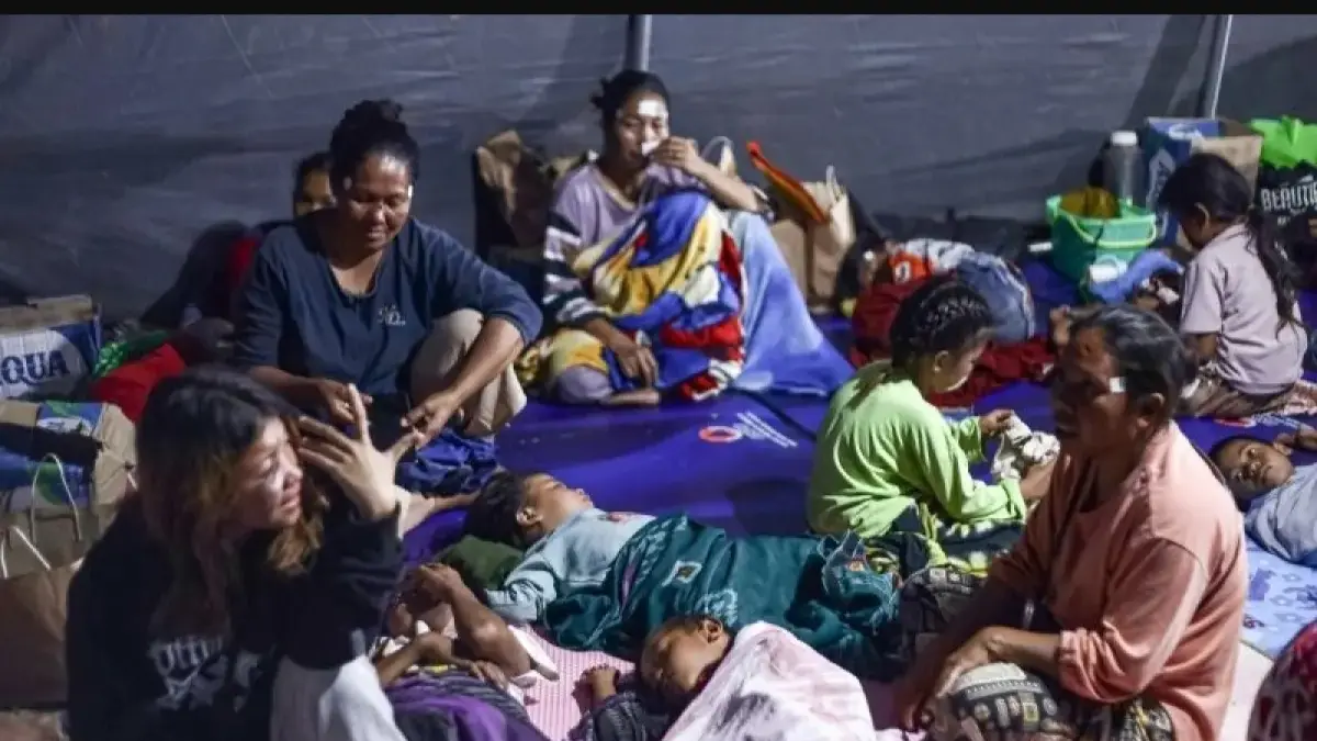 Warga terdampak gempa Flores berada di lokasi pengungsian setelah gempa magnitudo 7,7 mengguncang NTT. Puluhan ribu warga masih mengungsi karena rumah rusak dan khawatir gempa susulan. (FOTO: IST)