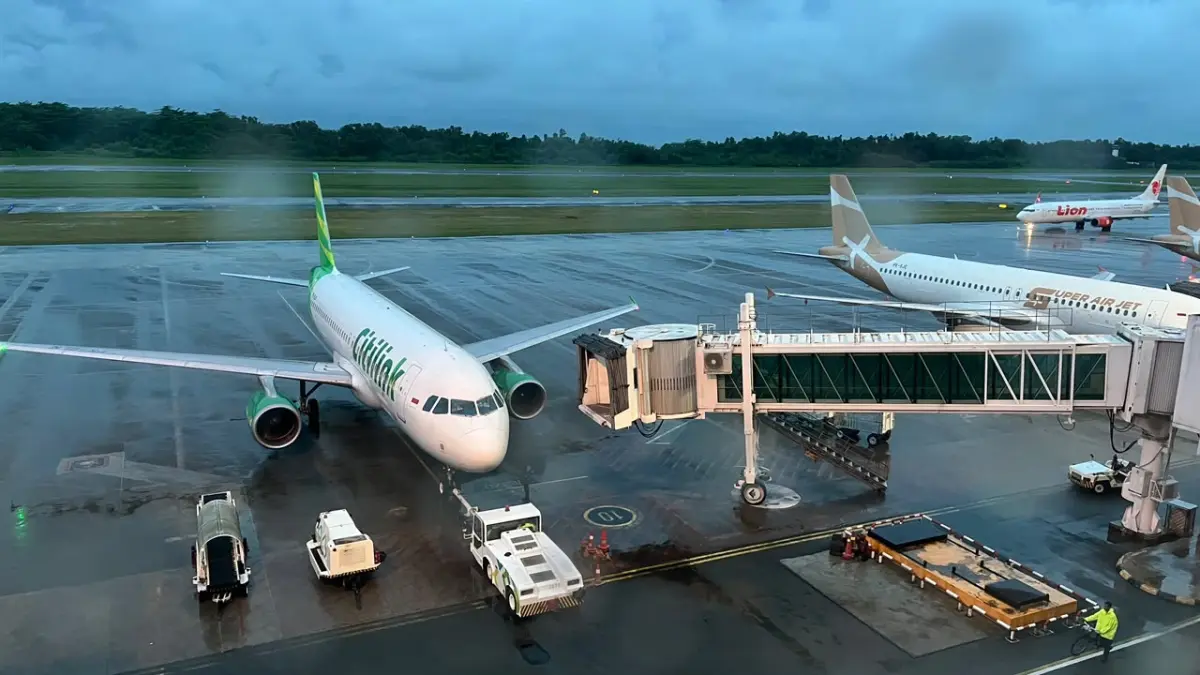 MASIH AMAN: Suasana operasional di Bandara Sultan Aji Muhammad Sulaiman (SAMS) Sepinggan Balikpapan. Meski BMKG mencatat lonjakan 1.202 titik panas karhutla di Kalimantan Timur, jarak pandang penerbangan di Balikpapan dipastikan berada di atas batas minimum keselamatan dan penerbangan berjalan normal.
