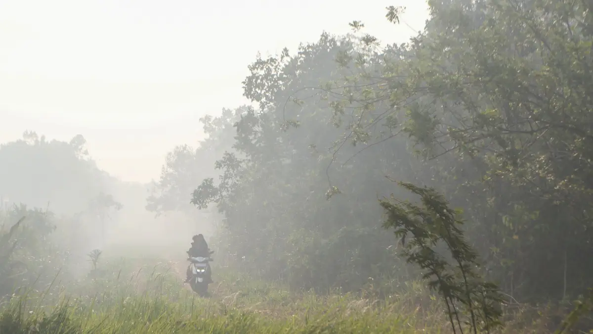 Asap tebal menyelimuti kawasan Pulau Atas, Kecamatan Sambutan, Samarinda Kamis (20/8). Kebakaran melanda lahan kosong yang berada tak jauh dari permukiman dengan luasan diperkirakan lebih dari satu hektare. Petugas BPBD Kota Samarinda bersama relawan masih berjibaku memadamkan api yang muncul di sejumlah titik. Keterbatasan sumber air menjadi kendala karena pemadaman mengandalkan genangan di sekitar lokasi dengan bantuan mobil tangki BPBD. Kondisi ini terjadi di tengah meningkatnya aktivitas kebakaran lahan di Kaltim Berdasarkan pemantauan BMKG pada dasarian I Agustus 2026, jumlah titik panas (hotspot) yang terdeteksi di Kaltim melonjak hingga sekitar 4.700 titik.(FOTO: RAMA SIHOTANG/KALTIM POST)