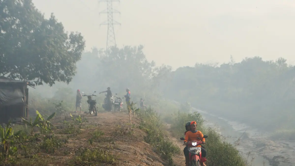 ASAP KARHUTLA MULAI MENGGANGGU
Asap tebal menyelimuti kawasan Pulau Atas, Kecamatan Sambutan, Samarinda Kamis (20/8). Kebakaran melanda lahan kosong yang berada tak jauh dari permukiman dengan luasan diperkirakan lebih dari satu hektare. Petugas BPBD Kota Samarinda bersama relawan masih berjibaku memadamkan api yang muncul di sejumlah titik. Keterbatasan sumber air menjadi kendala karena pemadaman mengandalkan genangan di sekitar lokasi dengan bantuan mobil tangki BPBD. Kondisi ini terjadi di tengah meningkatnya aktivitas kebakaran lahan di Kaltim Berdasarkan pemantauan BMKG pada dasarian I Agustus 2026, jumlah titik panas (hotspot) yang terdeteksi di Kaltim melonjak hingga sekitar 4.700 titik.(FOTO: RAMA SIHOTANG/KALTIM POST)


