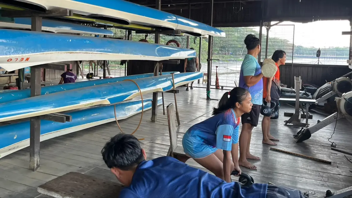 TERGANGGU: Sejumlah atlet dayung PODSI Kota Samarinda menjalani latihan di kawasan Boat House Dayung Tepian Mahakam, Jalan Gajah Mada, Samarinda. Kondisi sungai yang surut membuat frekuensi latihan di air berkurang menjelang Porprov di Paser. (Nasya Rahaya/KP) 