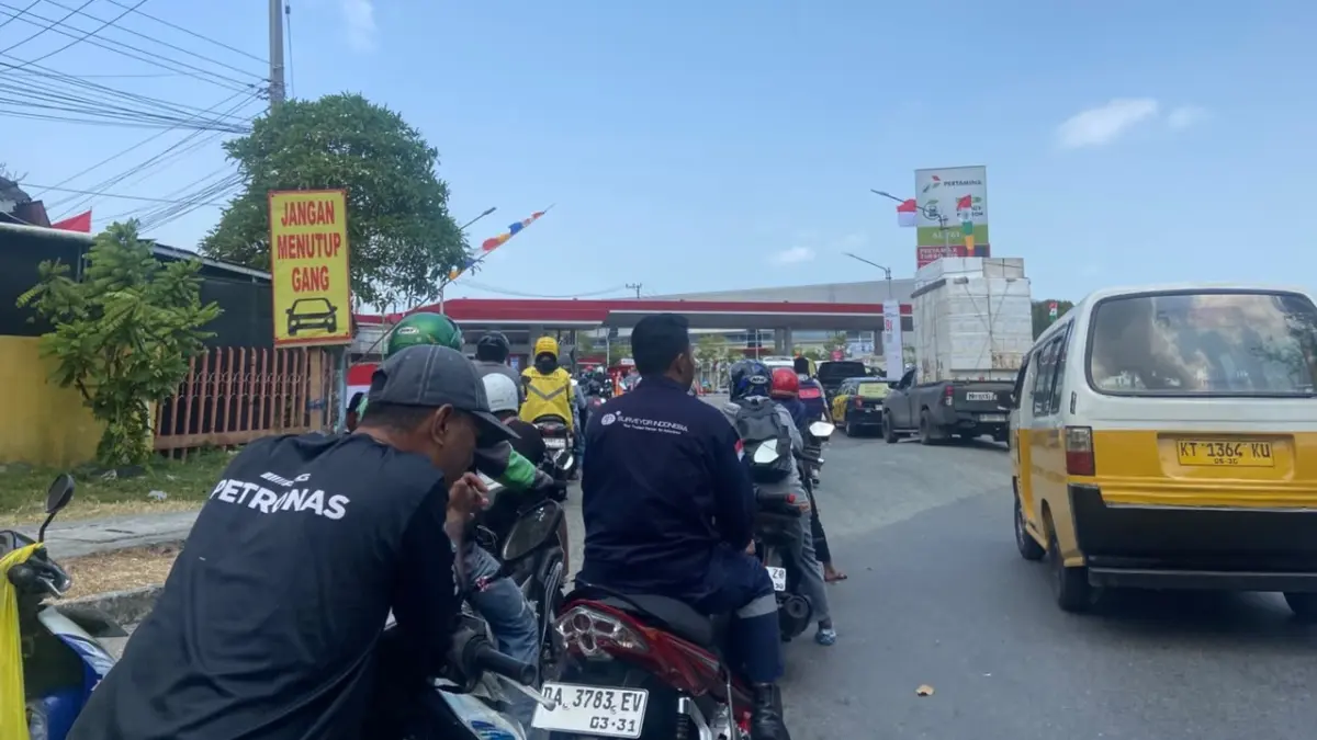 Antrean pertalite di SPBU Karang Anyar, Balikpapan. (FOTO AINUR ROFIAH/KP)