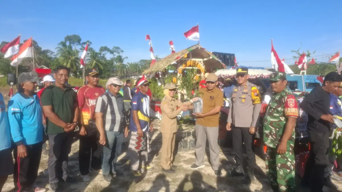 BAGIKAN BIBIT: Polsek dan Kantor Kecamatan Babulu, PPU, membagikan bibit kepada masyarakat guna mendorong penghijauan lingkungan.(Dok.Humas Polres PPU)