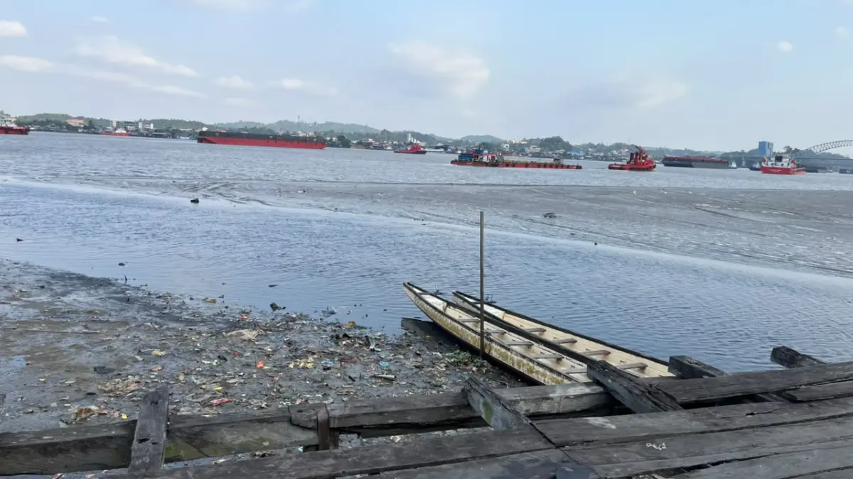 BERISIKO: Kondisi sungai surut di Sungai Mahakam Samarinda. (Nasya Rahaya/KP)