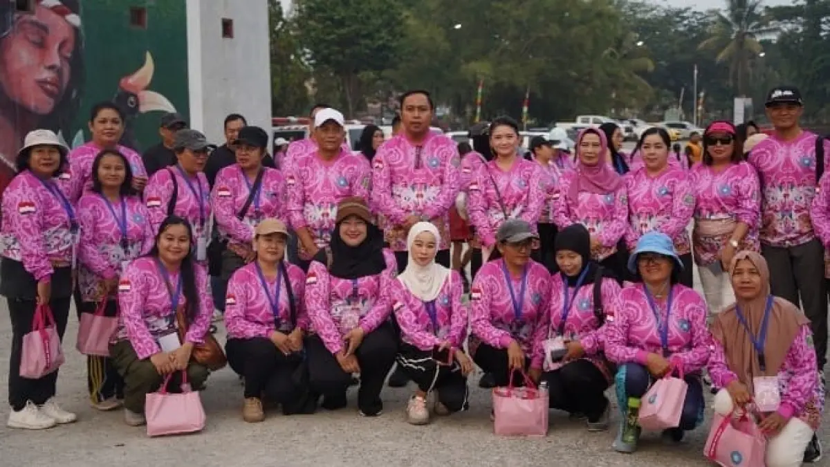 Bupati Kutai Barat Frederick Edwin melepas ratusan peserta Fun Walk HKG PKK ke-54 di Alun-Alun Itho, Kamis (20/8/2026).