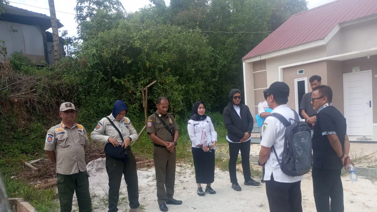 CEK LANGSUNG: Personel Satpol PP mendampingi tim Bappenda PPU melakukan Official Assessment terhadap volume pemanfaatan air tanah di Perumahan Nuansa Bumi, Desa Girimukti.