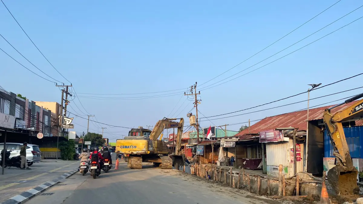 DIKEBUT: Proyek saluran drainase di Jalan HM Ardans terus dipercepat oleh kontraktor pemenang dalam upaya untuk meminimalisasi genangan saat intensitas hujan tinggi di kawasan tersebut. FOTO: ADIEL KUNDHARA/KP