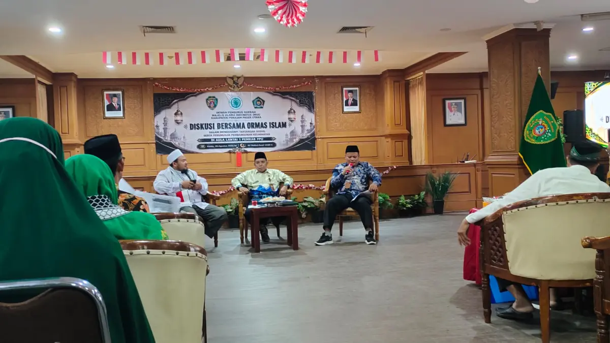 DISKUSI: Dua narasumber Ketua Umum MUI PPU, KH. Abu Hasan Mubarok (songkok putih) dan Kepala Kemenag PPU, H. Muhammad Syahrir (tengah).(IST)