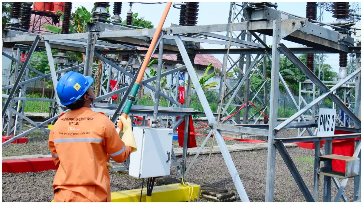 Ilustrasi pemeliharaan jaringan oleh PLN.