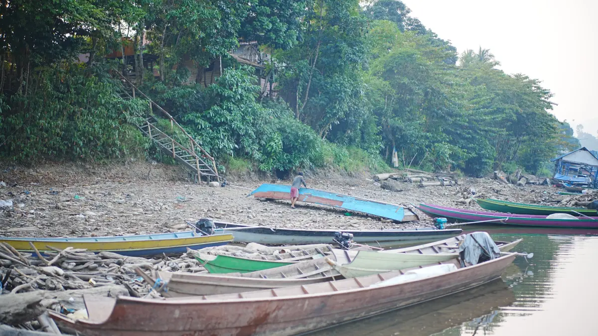 Imbas musim kemarau, Sungai Mahakam mengering dan membuat distribusi sembako ke wilayah perbatasan Mahakam Ulu, tersendat karena kapal tidak bisa berlayar. (Foto: Jody Kristianto/Kaltim Post)