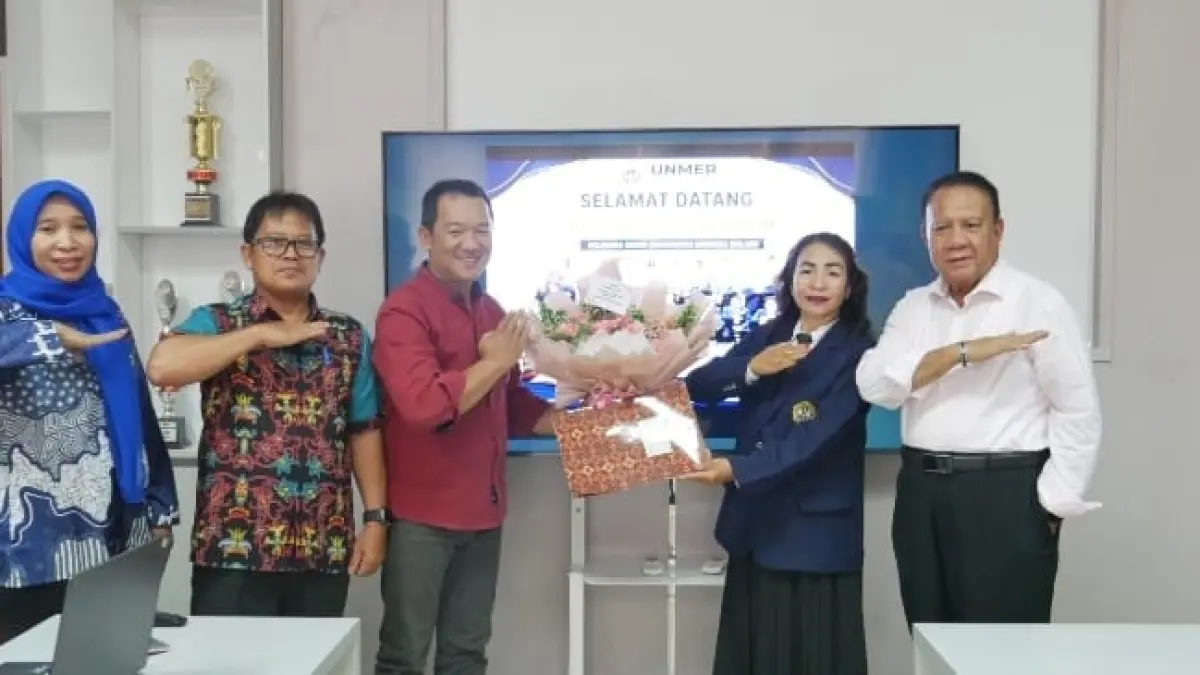 Kepala BKPSDM Kutai Barat Ramli dan perwakilan Unmer Malang Prof. Dr. Bonaventura menyerahkan sertifikat program RPL.