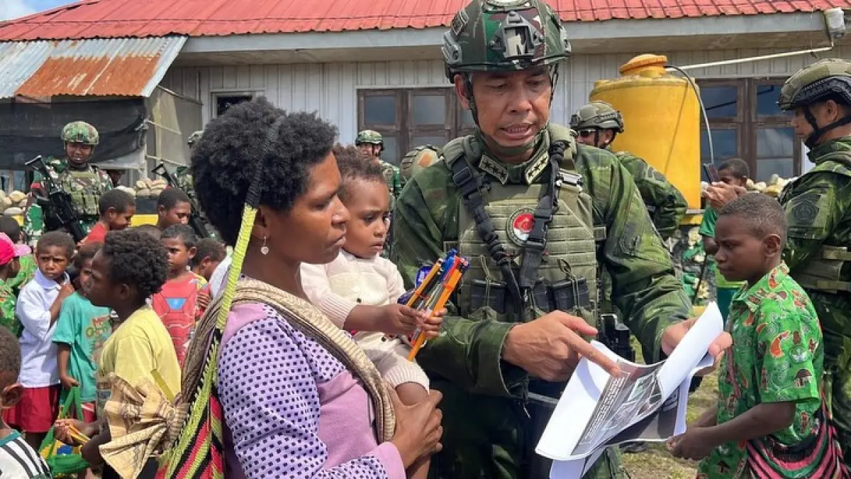 Letjen TNI Lucky Avianto saat bertugas di Pos Kotis Yonif 751/VJS, melakukan sosialisasi kepada masyarakat Sentani Papua. (Foto: Yonif 751/VJS)