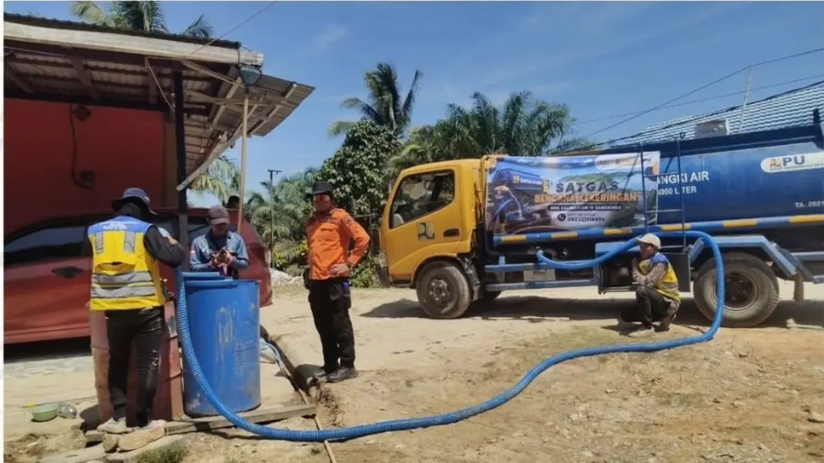 MENYALURKAN AIR: Satgas gabungan saat menyalurkan air kepada warga terdampak musim kemarau di Sepaku, PPU.(IST)