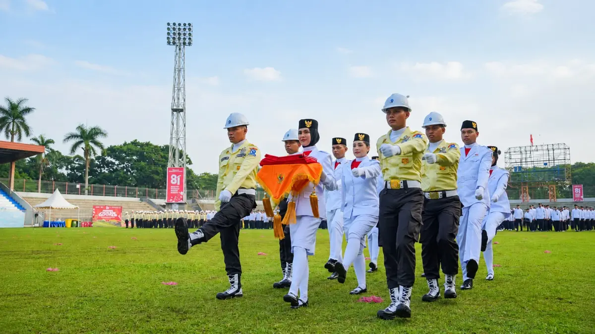 Pasukan pengibar bendera tampil dalam upacara peringatan HUT ke-81 Kemerdekaan RI.