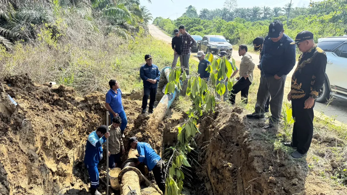 Petugas teknis Perumda Air Minum Tirta Tuah Benua (TTB) Kutai Timur mengecek jaringan dan distribusi air bersih di instalasi SPAM KEK Maloy untuk wilayah Sangkulirang dan Kaliorang, Kutai Timur, Rabu (19/8/2026).