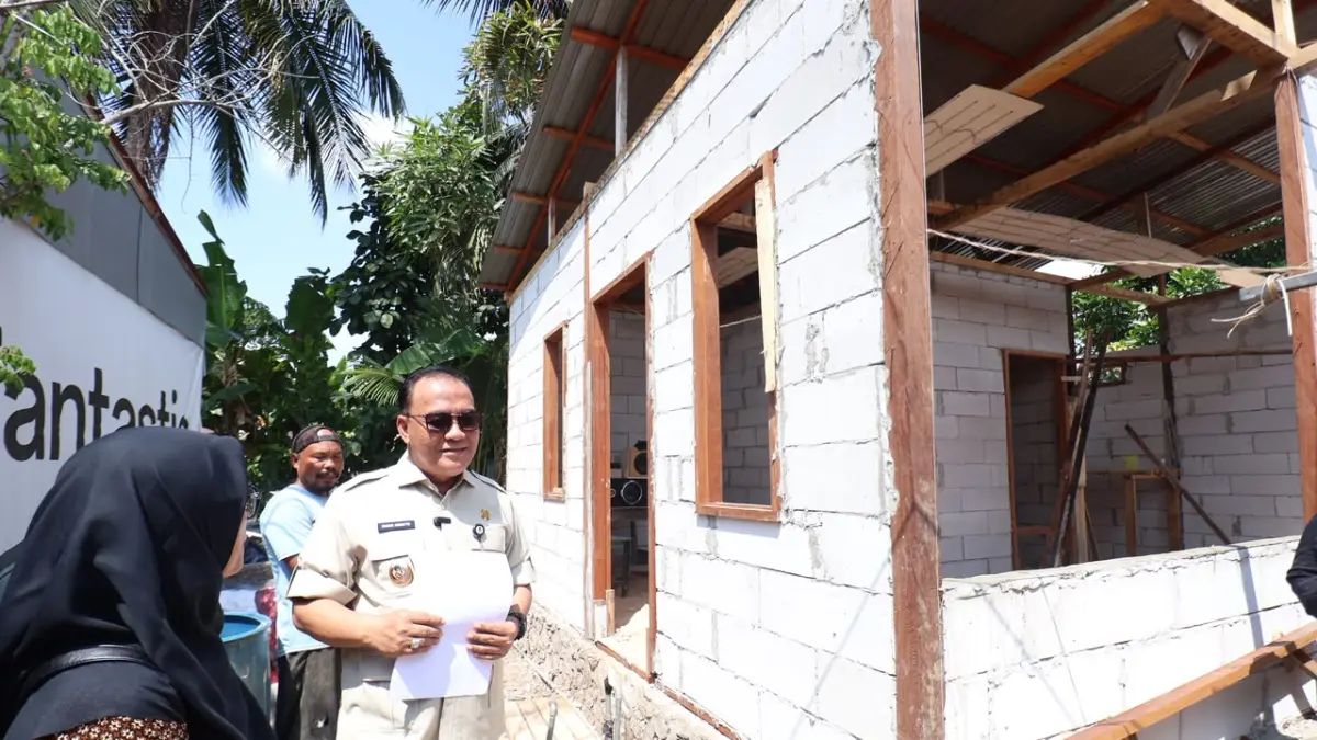 PROGRAM: Wakil Wali Kota Balikpapan Bagus Susetyo meninjau progres perbaikan Rumah Tidak Layak Huni (RTLH) di Kelurahan Manggar, Balikpapan Timur, Kamis (20/8/2026). (ANGGI PRADITHA/KP)