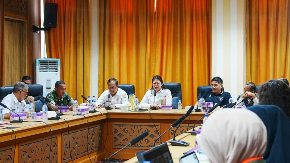 Rapat koordinasi yang digelar Pemkab Mahulu terkait status Siaga Darurat kemarau di Ruang Rapat Bupati, Rabu (19/8). (JODY KRISTIANTO/KP)