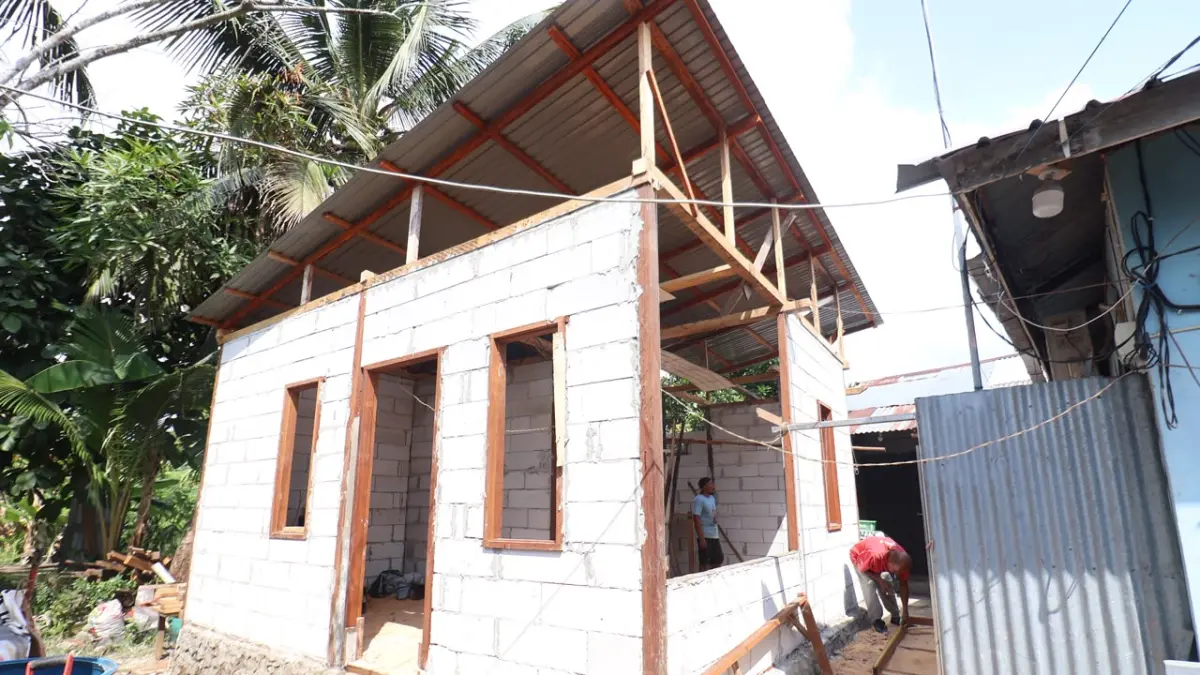 RUMAH JABUK JADI LAYAK HUNI: Struktur bangunan rumah bantuan program RTLH 2026 milik Hendra Susanto di Manggar, Balikpapan Timur, kini sudah mencapai 75 persen, Kamis (20/8/2026). (ANGGI PRADITHA/KP)