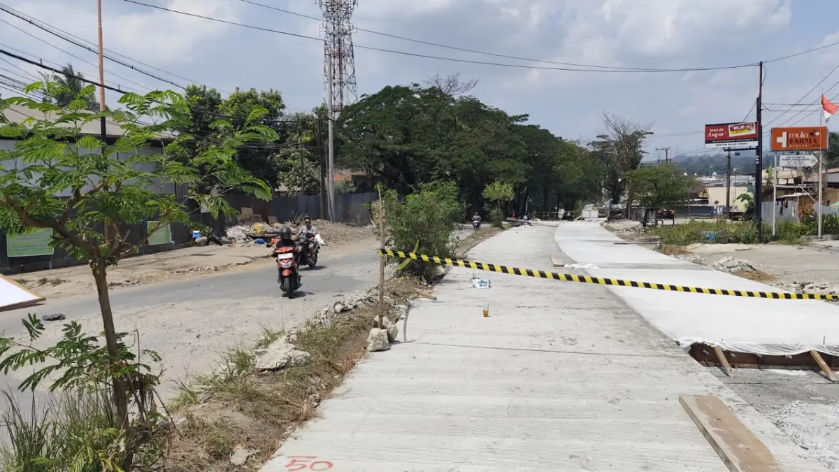SEGERA MULUS: Peningkatan Jalan Ir Sutami Kelurahan Karang Asam Ulu Kecamatan Sungai Kunjang kini tengah dilaksanakan pelaksana di bawah pengawasan DPUPR Samarinda, Kamis (20/8). (DENNY SAPUTRA/KP)