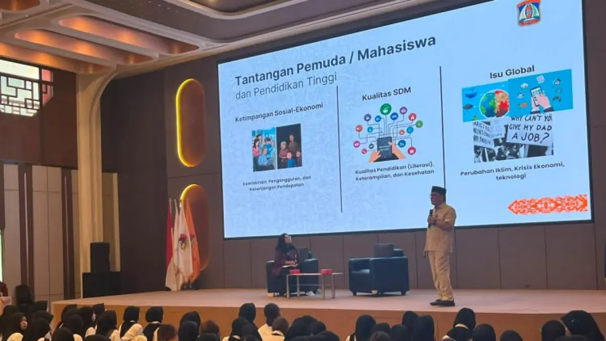 SUNTIK MOTIVASI: Wakil Walikota Balikpapan Bagus Susetyo jadi narasumber dalam kegiatan pembekalan mahasiswa baru Universitas Mulia, Selasa (18/8) lalu. Ia didampingi Wakil Rektor Bidang Kemahasiswaan Universitas Mulia, Sumardi.&nbsp;