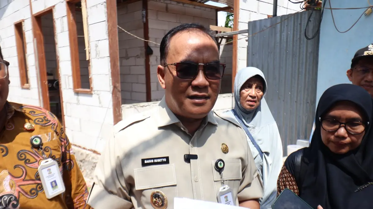 TINJAU PROGRES RTLH: Wakil Wali Kota Balikpapan, Bagus Susetyo, meninjau langsung progres perbaikan Rumah Tidak Layak Huni (RTLH) di Kota Balikpapan, Kamis (20/8/2026). 
