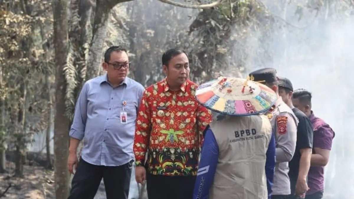 TURUN LANSGUNG: Bupati Kutai Barat Frederick Edwin didampingi Sekretaris Daerah Erik Victory, Kepala Pelaksana BPBD Yudianto Rihartono, Kepala Perumda Air Minum Untung Surapati, serta unsur Forkopimda turun langsung meninjau sejumlah titik api di wilayah Kecamatan Damai, Jumat (21/8/2026).
