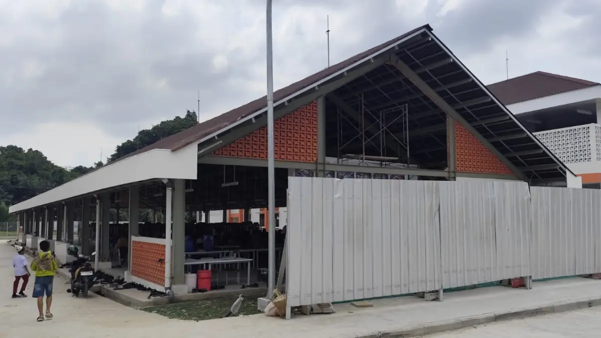BERBAHAYA: Area roster kantin SR SRT 2 Samarinda yang sempat runtuh, Kamis (20/8), masih dipakai para siswa untuk makan siang, Jumat (21/8)