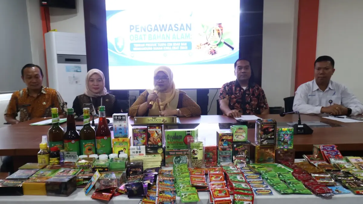 BERBAHAYA: Ratusan kemasan obat tradisional ilegal hasil penyitaan operasi gabungan BPOM Balikpapan. Masyarakat diimbau untuk selalu memeriksa izin edar dan keamanan produk jamu sebelum mengonsumsinya. ANGGI PRADITHA/KP