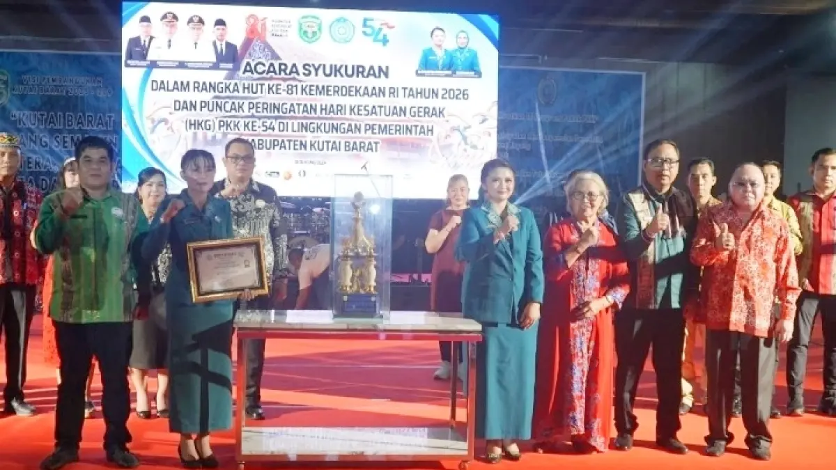 Bupati Kutai Barat Frederick Edwin bersama Ketua TP PKK Kutai Barat Maria Christina Mozes Edwin saat penutupan HKG PKK ke-54 dan HUT ke-81 Kemerdekaan RI di Alun-Alun Itho.