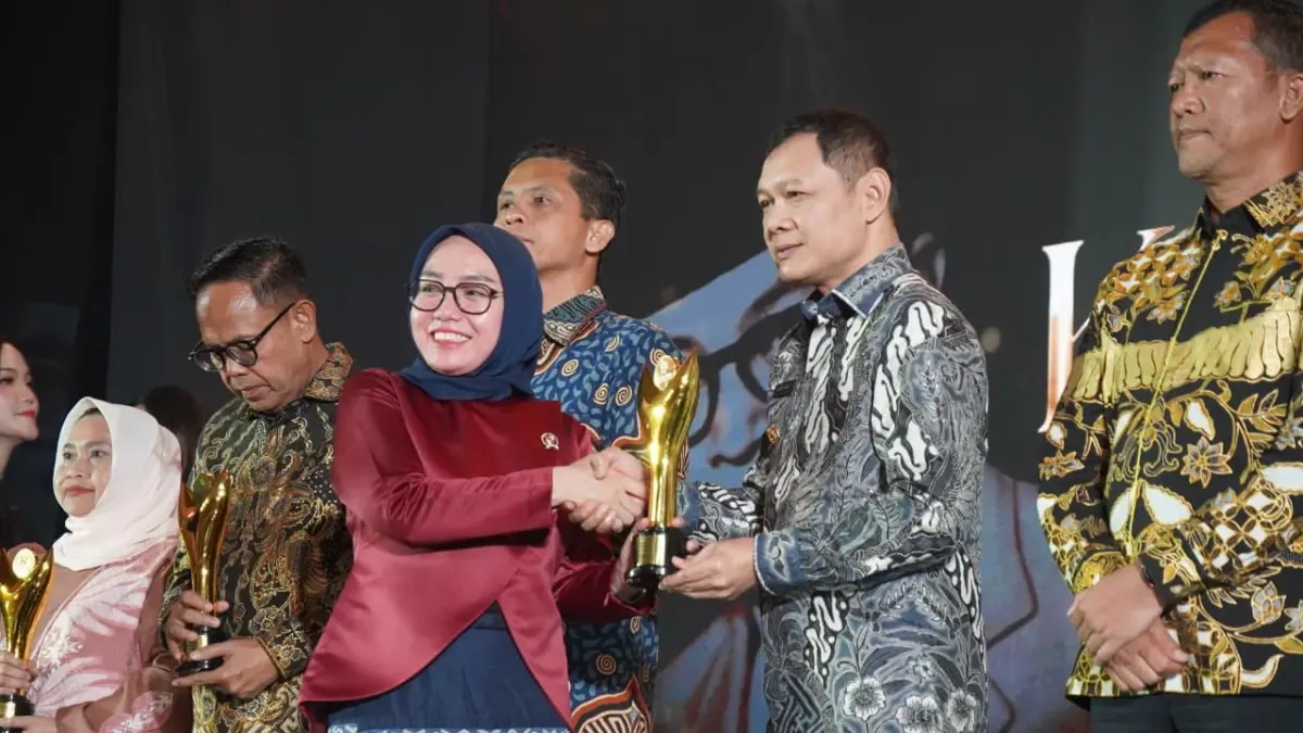 Bupati Paser Fahmi Fadli menerima penghargaan Bakti Koperasi Nayaka Mahambara dari Kementerian Koperasi RI di Jakarta.