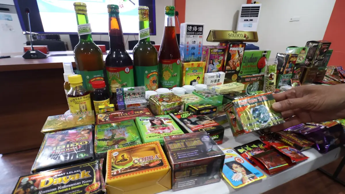 ILEGAL: Bukti produk jamu ilegal yang diamankan dari 10 toko jamu di Balikpapan. (ANGGI PRADITHA/KP)