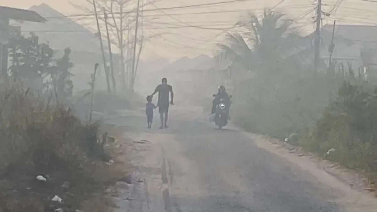 Kabut asap di Kapuas, Kalimantan Tengah mengakibatkan berkurangnya jarak pandang. (Foto: Miftah/Kalteng Post)