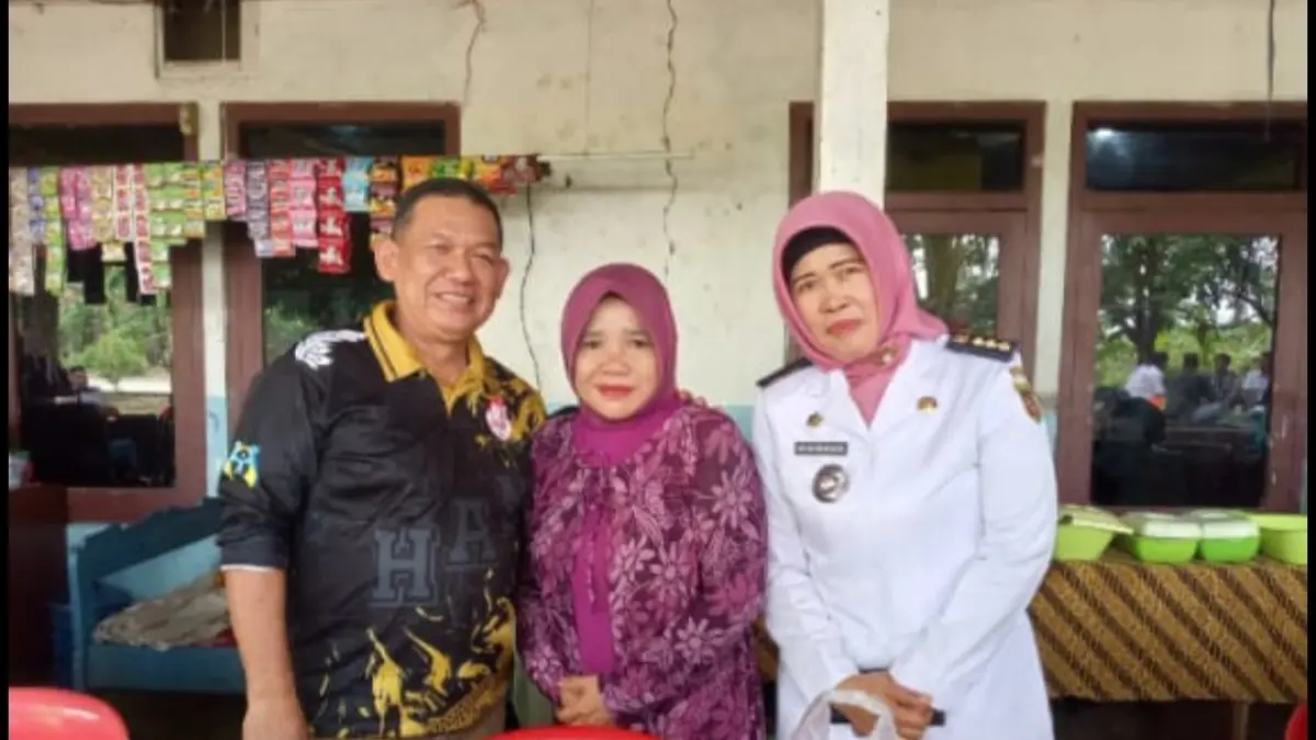 KUNJUNGI: Khariah (tengah) pose bersama saat menerima kunjungan Camat Sungai Kunjang, H Dwi Siti Noorbayah dan Plt Kepala Disdikbud Samarinda, Ibnu Araby ke TK Loa Kumbar pada waktu lalu.