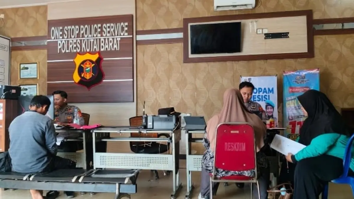 LAPOR: Tiga orang mengaku korban dugaan penipuan jual beli tanah saat melapor ke Polres Kubar.
