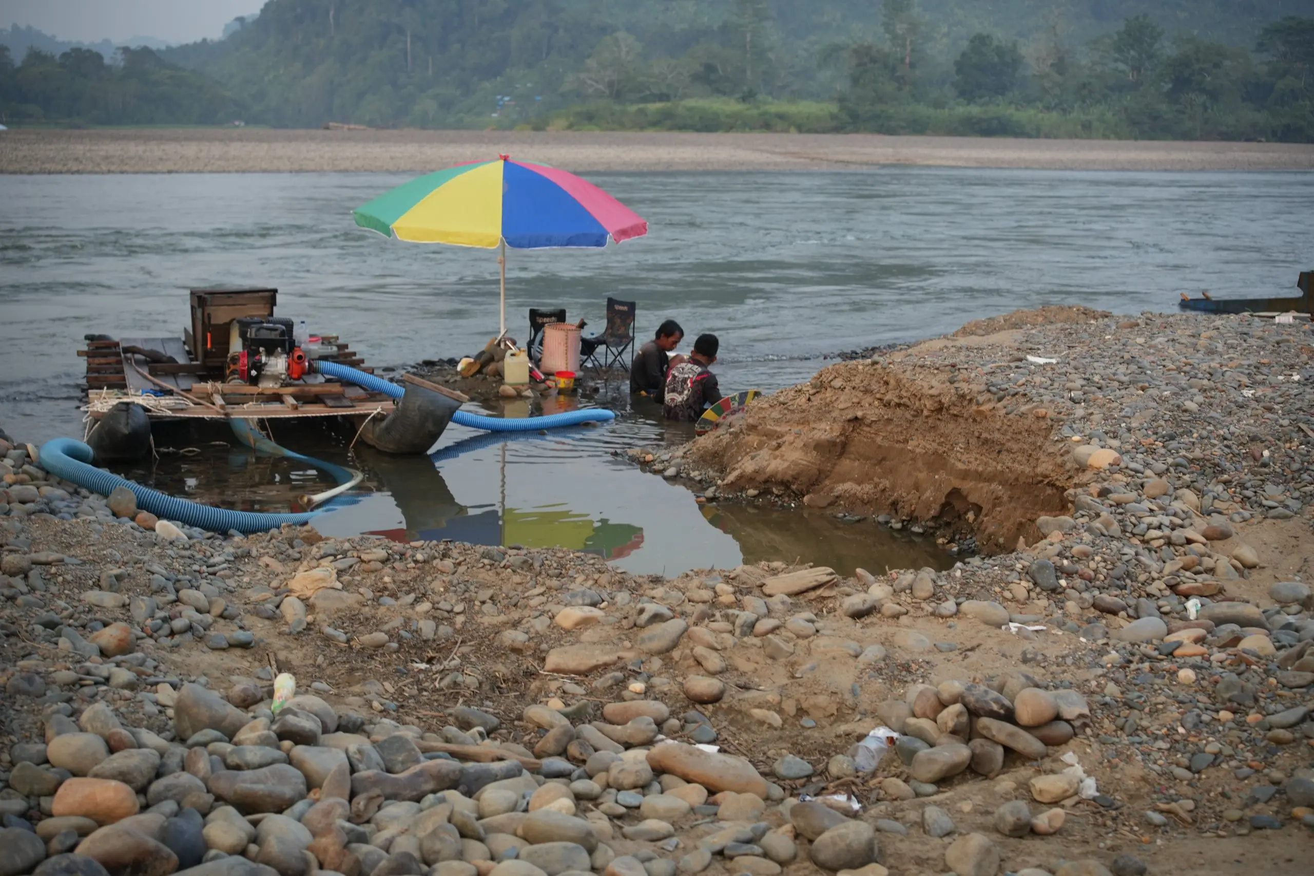 Mesin pompa dan selang penyedot pasir yang digunakan warga untuk mendulang emas di bantaran Sungai Mahakam yang surut. (FOTO: JODY KRISTIANTO/KALTIM POST)