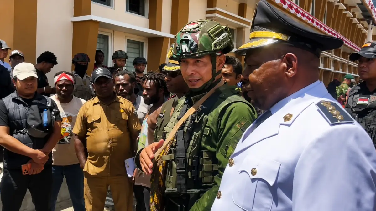 Pangkogabhan III Letjen TNI Lucky Avianto berbicara usai memperintagi HUT ke-81 Kemerdekaan RI di bekas markas OPM di wilayah Ugimba, Intan Jaya, Papua Tengah, 17 Agustus 2026. Ia didampingi Bupati Intan Jaya Aner Maisini. (Foto: Tangkapan Layar)