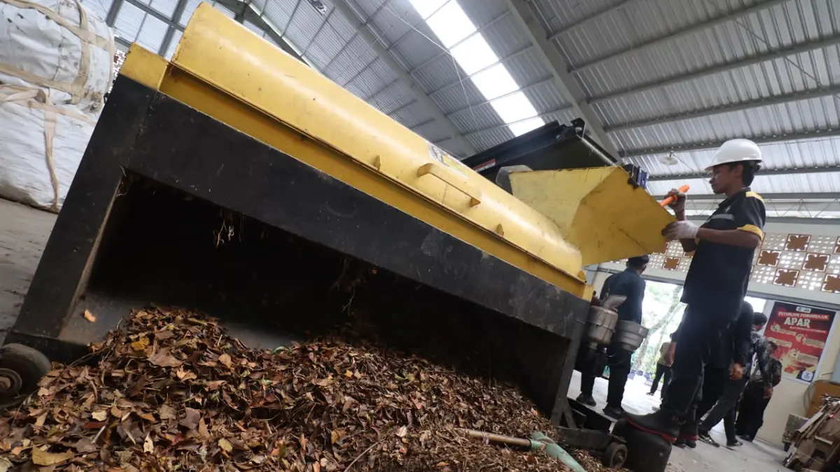 Pekerja mengoperasikan mesin di TPST Karang Joang, Balikpapan Utara, Kalimantan Timur. (ANGGI PRADITHA/KALTIM POST)