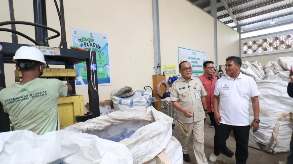 PENGELOLAAN SAMPAH: Wakil Wali Kota Balikpapan Bagus Susetyo meninjau operasional TPST Karang Joang di Balikpapan Utara, Kamis (20/8/2026). (ANGGI PRADITHA/KP)

&nbsp;

&nbsp;