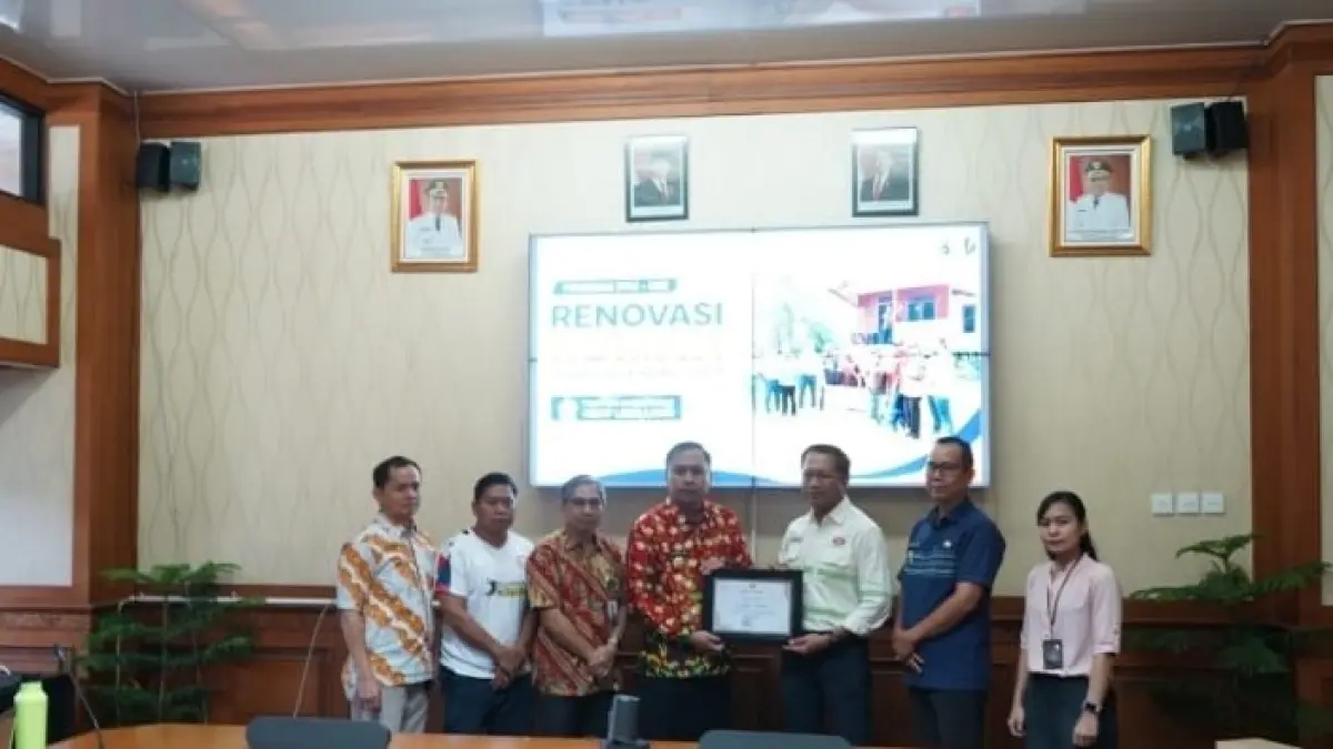 PENGHARGAAN: Penyerahan piagam penghargaan oleh Pemkab Kubar ke PT CEP terkait CSR renovasi rumah menjadi layak huni.